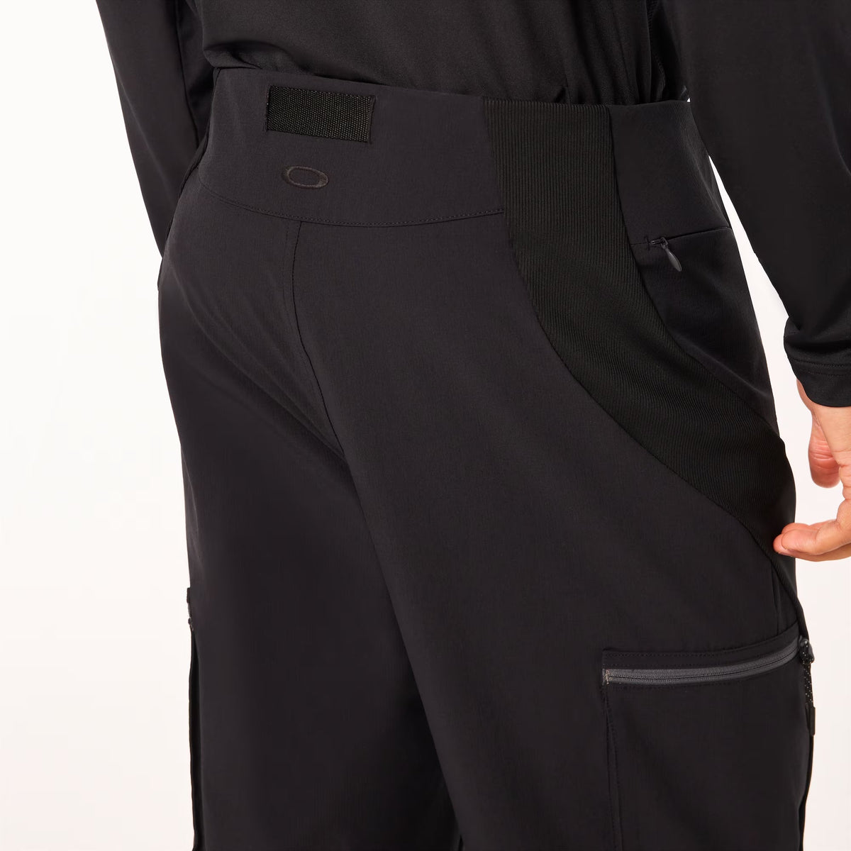 Size 40M Oakley Latitude Arc Pants ‘Blackout’