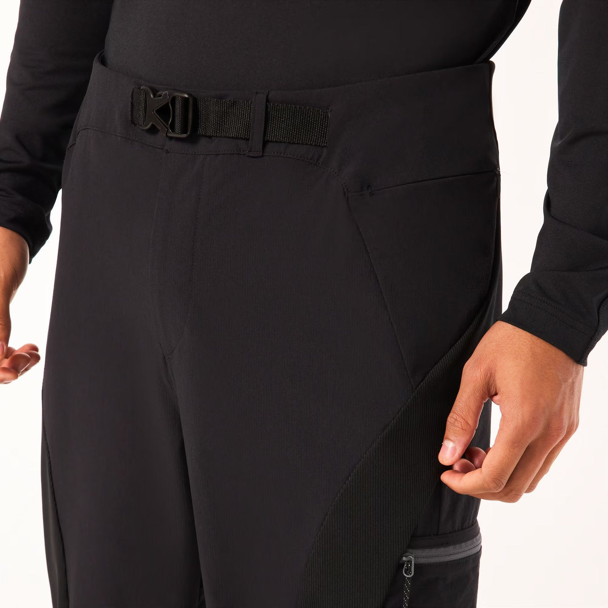 Size 40M Oakley Latitude Arc Pants ‘Blackout’