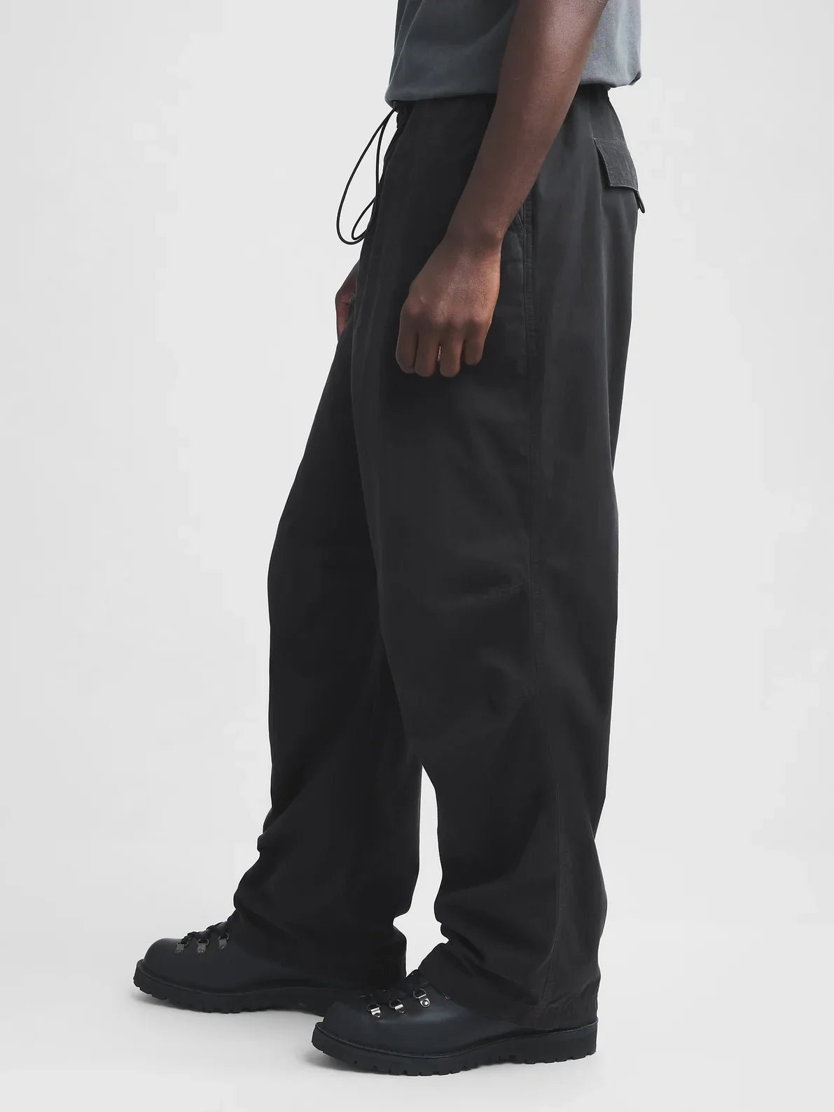 Gap x MadHappy Oversized Parachute Pant - Jet Black - Mann