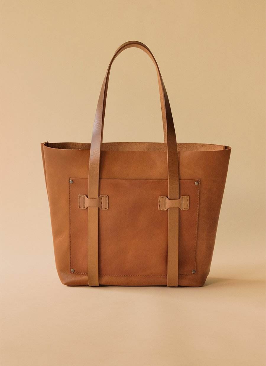 Men's brown leather tote bag with front pocket and long handles, stylish accessory for Mann