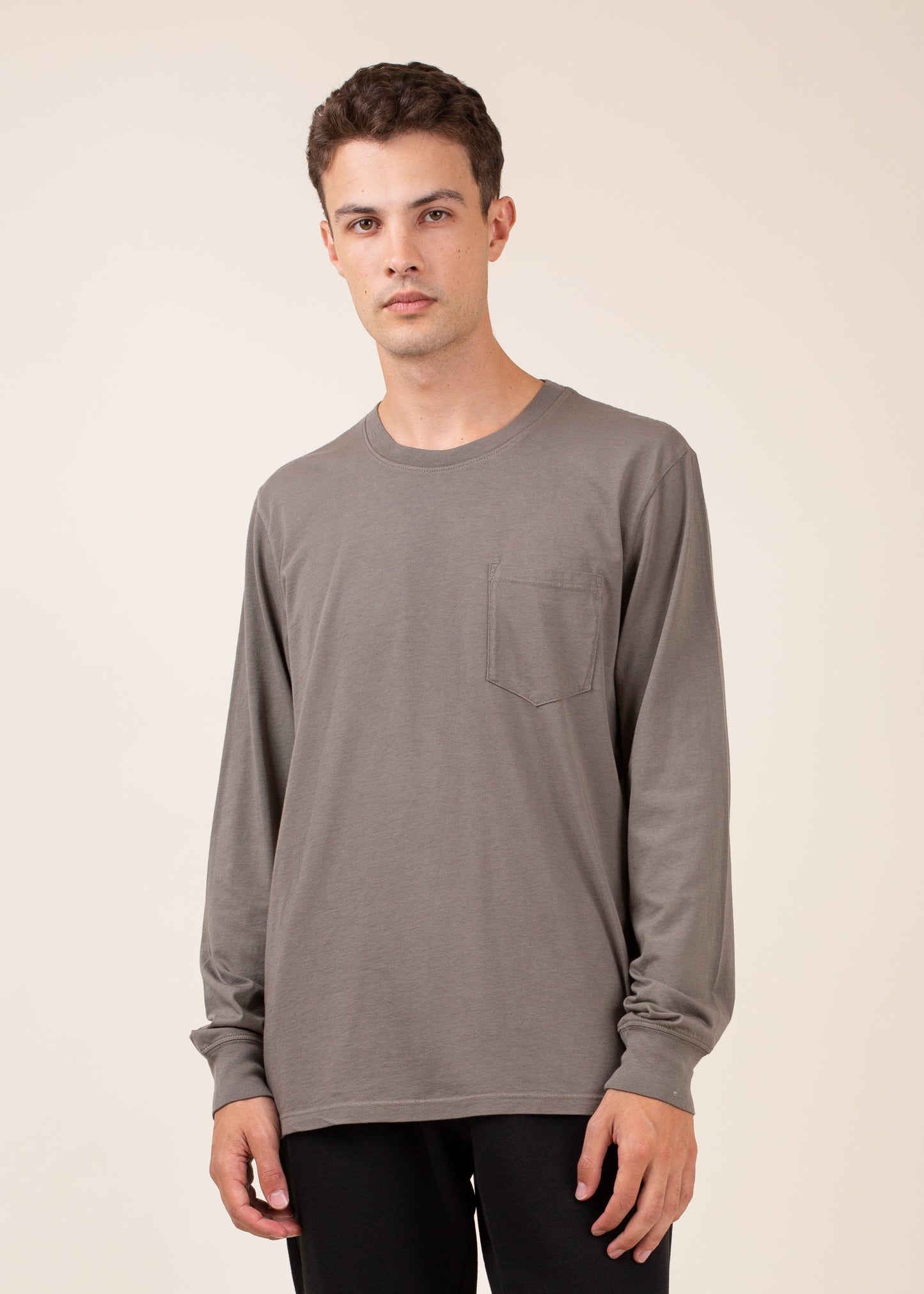 Man wearing a gray long sleeve crew neck shirt with pocket, MANN men's fashion