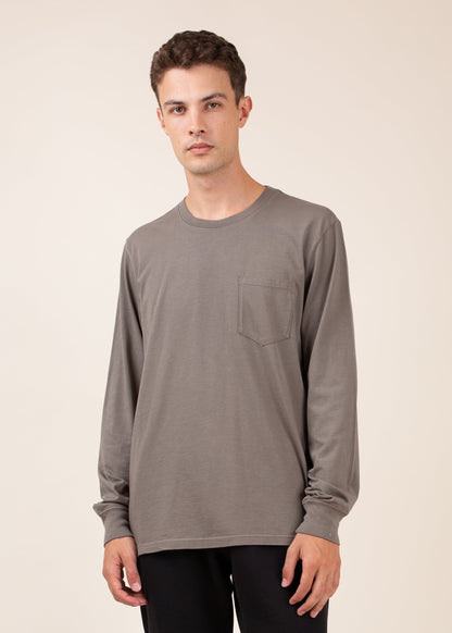 Man wearing a gray long sleeve crew neck shirt with pocket, MANN men's fashion