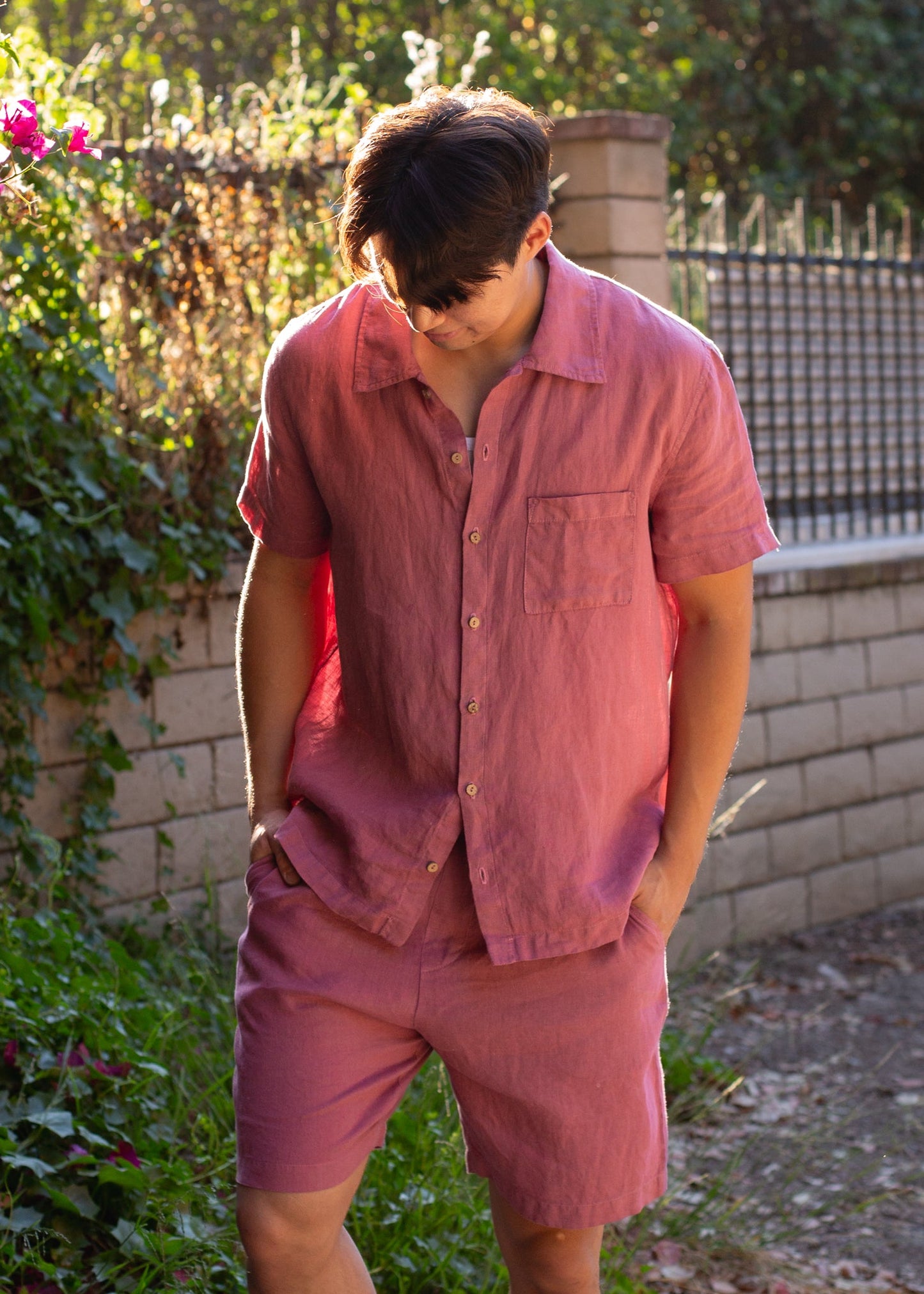 Man wearing short sleeve pink linen set outdoors, stylish summer men’s fashion from MANN