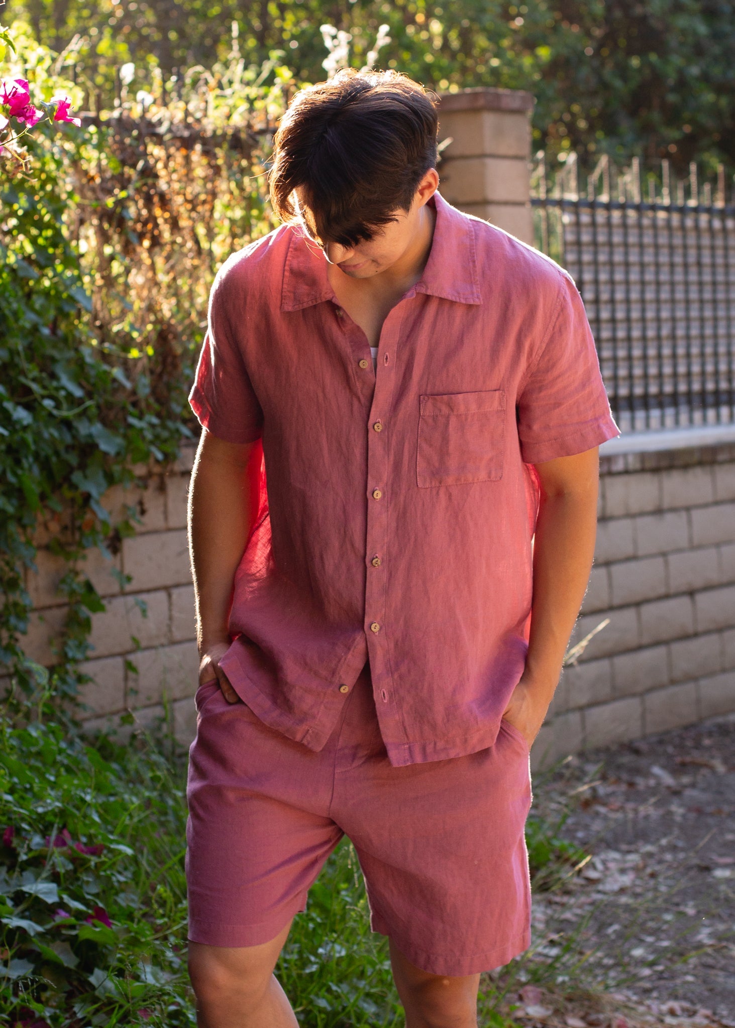 Man wearing short sleeve pink linen set outdoors, stylish summer men’s fashion from MANN