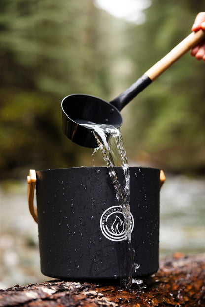 NSS 5L Black Aluminum Sauna Bucket and Ladle Set with Elegant Bamboo Handles - Mann
